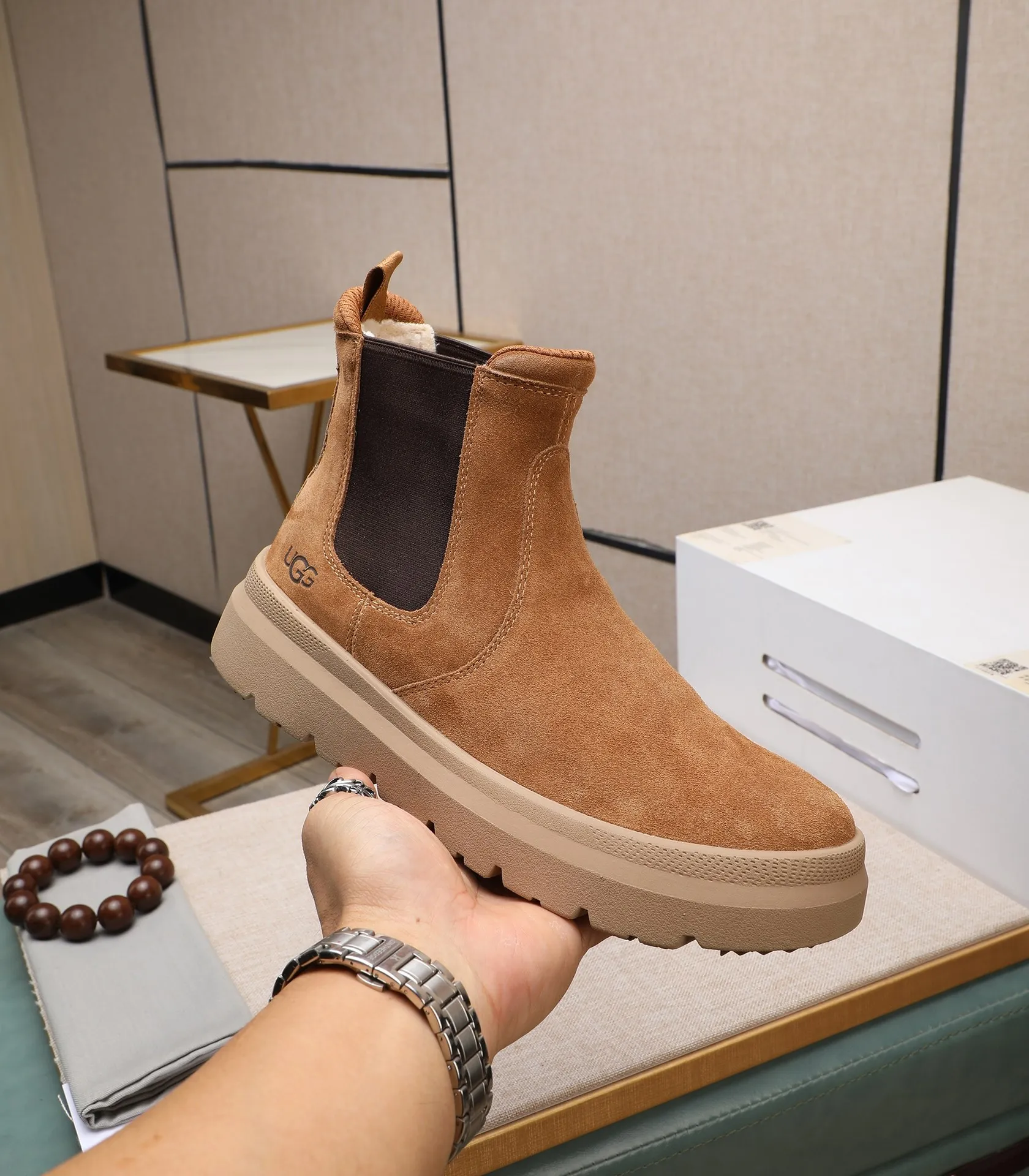 Men's shoes 💰620 Please note the quality of the original order and compare the thickness of the wool 🏮🏮 Popular UGG from Australia's warm luxury brand men's shoes, the official website is synchronized, Beckham men's style..., made of imported top-layer waxed cowhide, waxed toe cap, Australian genuine wool velvet lining Carefully sewn...Imported rubber Martin boots outsole (comfortable, soft and wear-resistant). I really like the quality..Exquisite workmanship. You can't put it down at first sight. Size 39-44